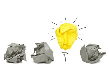 ilham kavramı buruşuk kağıt ampul metafor için iyi fikir