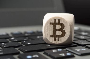 Bir dizüstü bilgisayar klavye üzerinde küp zarlarla B Bitcoin için