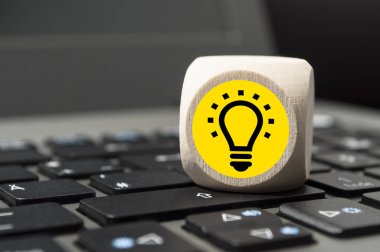 ilham kavramı buruşuk kağıt ampul metafor için iyi fikir