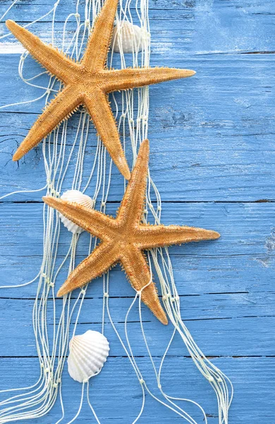 海上装饰与贝壳 渔网上蓝色漂流木材 — 图库照片