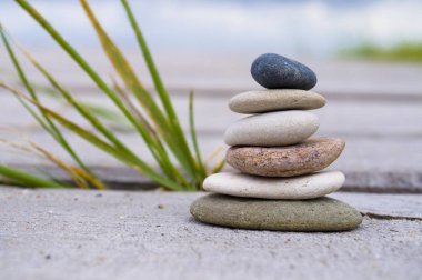 Çakıl plaj ile piramit