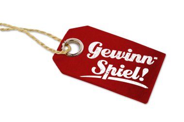 Kırmızı ahşap asmak etiketi ile Almanca sözcük piyango veya yarışma - Gewinnspiel için