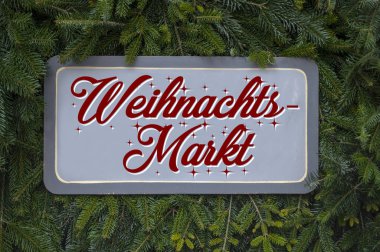 Çam dalları Noel pazarı - Weihnachtsmarkt için Almanca kelime ile ahşap işareti
