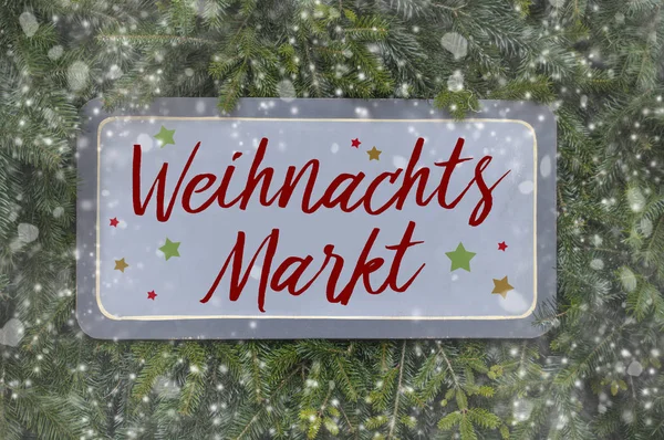 木标志在冷杉分支与德国词为圣诞节市场 Weihnachtsmarkt — 图库照片