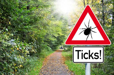 Yol keneler dikkat edin ormanıyla oturum açmak