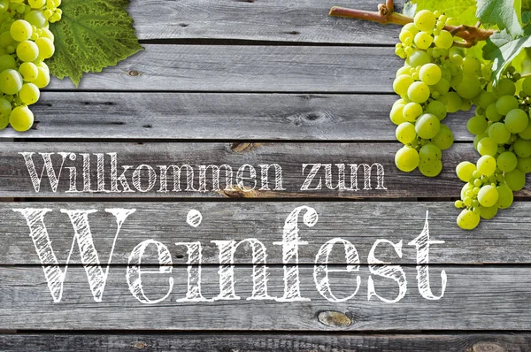 葡萄酒的木制背景和欢迎参加葡萄酒节的德语词 Kommen Zum Weinfest — 图库照片