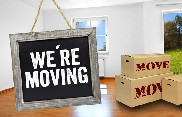 Kara tahta kutuları bir odada ve hareket