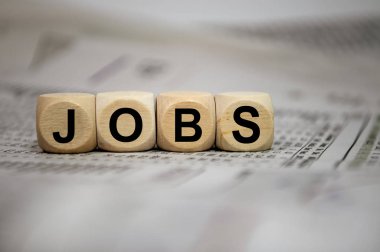 İş zarlarla küpleri