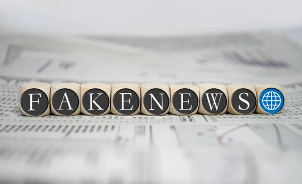 Cubos Dados Con Fakenews —  Fotos de Stock