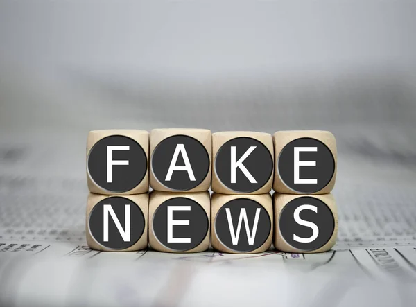 Cubos Dados Com Fakenews — Fotografia de Stock