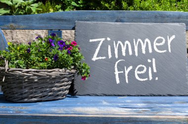 Boş pozisyonlar için Almanca kelimeleri ile bir bahçe bankında Kayrak - zimmer frei