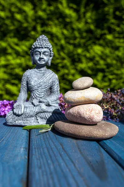 Budha Figuur Met Pyramide Van Steen Van Houten Achtergrond Tuin — Stockfoto