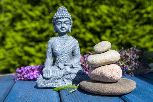 Budha Figuur Met Pyramide Van Steen Van Houten Achtergrond Tuin — Stockfoto