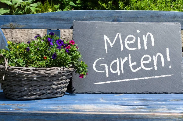 庭の時間の植物や機器と黒板 — ストック写真