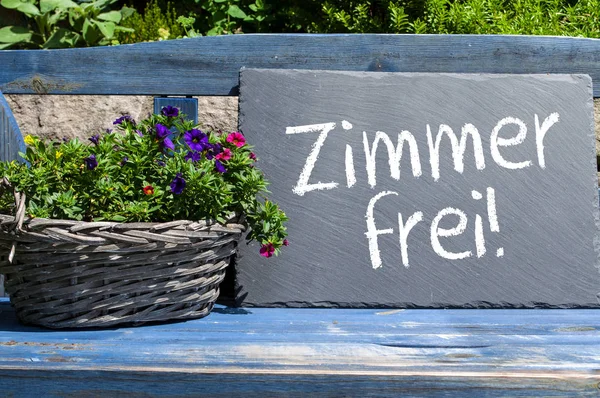 Břidlice Zahradní Lavičce Německými Slovy Pro Volná Místa Zimmer Frei — Stock fotografie