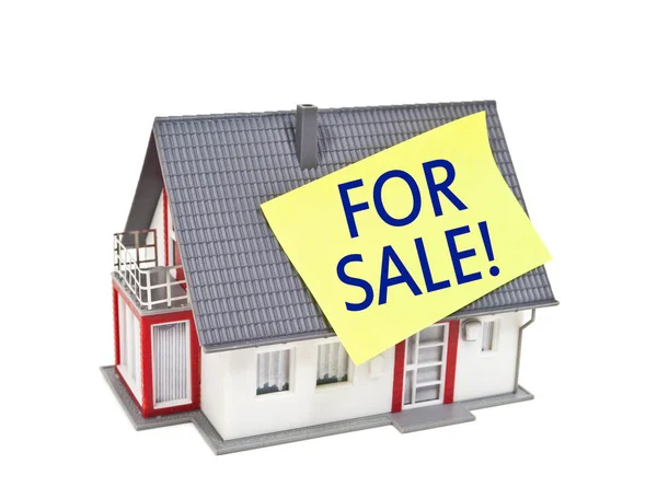 Miniaturhaus Mit Pfosten Auf Dem Dach Mit Zum Verkauf — Stockfoto