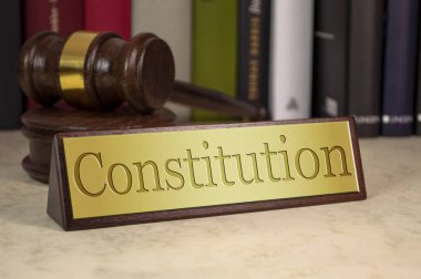 Hukuk kitapları ve tokmak Anayasa ile altın işaretiyle