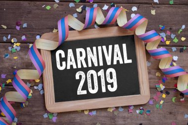 Kara tahta flamalar ve karnaval 2019 ahşap zemin üzerine konfeti