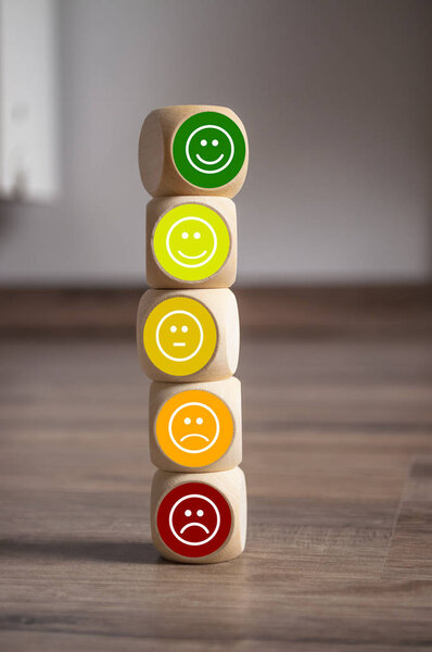 Кубики и бумажная работа с рейтинговыми смайликами для поддержки клиентов
