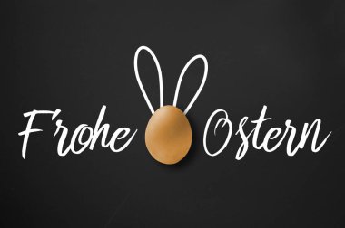 Paskalya yumurtası ve Paskalya bunny kulaklar ve mutlu Paskalya - frohe Ostern için Almanca kelime ile kara tahta
