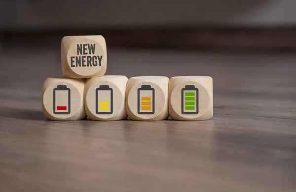 Cubo Dados Con Símbolos Carga Batería Teclado Del Ordenador Portátil — Foto de Stock