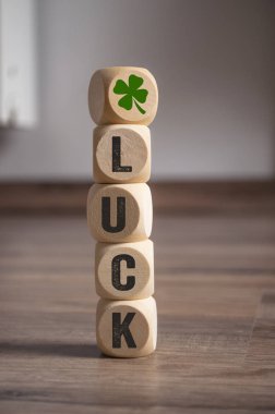 Küpleri zar şans ve yonca ve yonca yaprağı