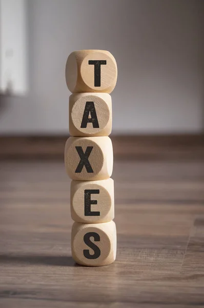 Cubos Dados Sobre Fundo Madeira Com Impostos Fiscais — Fotografia de Stock