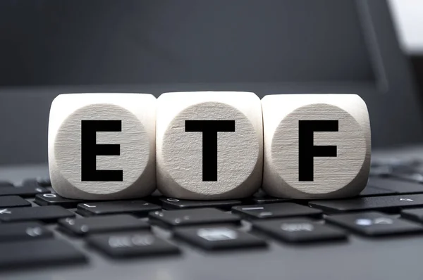 Kuberna Tärningar Och Miniräknare Med Etf Trä Bakgrund Och Laptop — Stockfoto