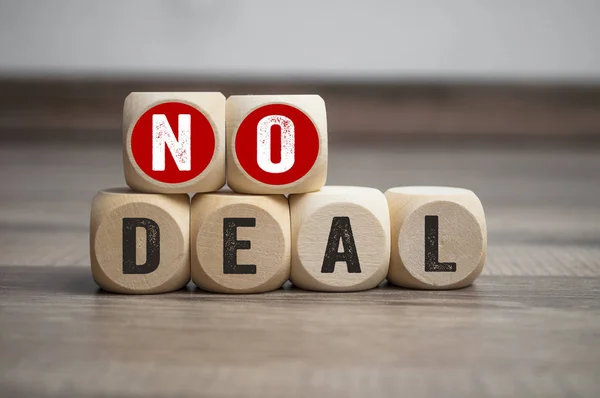 Ahşap arka plan üzerinde anlaşma zarlarla küpleri