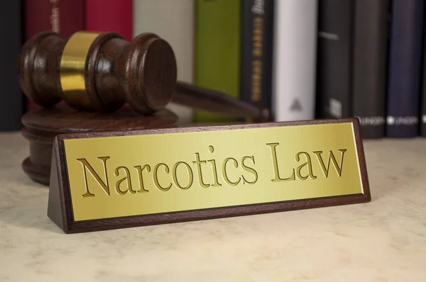 Gouden Teken Met Hamer Narcotica Wet Een Bureau — Stockfoto