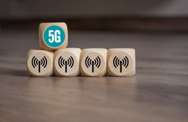 Tahta arka planda 5G genişbant standardı olan küp zarları