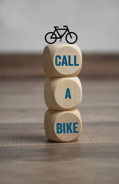 Cubos Dados Com Chamada Bicicleta Compartilhamento Bicicleta Fundo Madeira — Fotografia de Stock