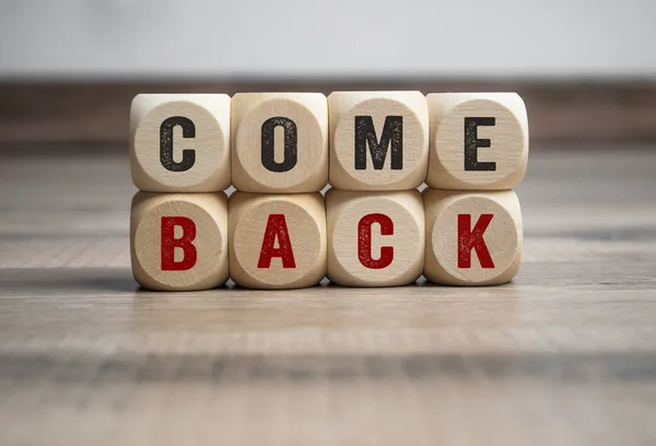 Ahşap arka planda geri dönüş ile küpler ve zarlar