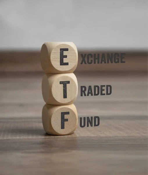 Kuber Och Tärningar Med Etf Och Fonder Trä Bakgrund — Stockfoto