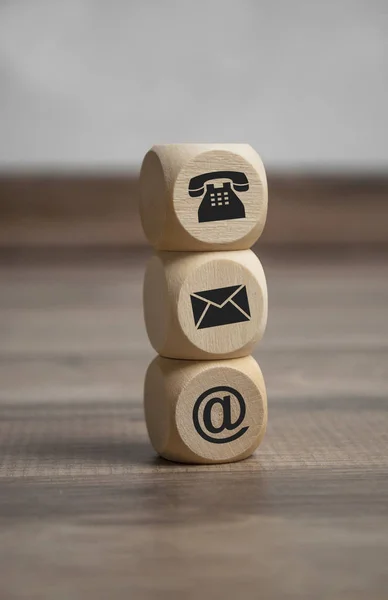 Ahşap arka planda kişi simgeleri olan küpler ve zarlar