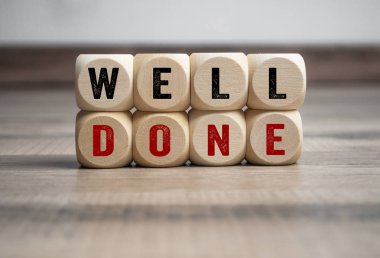 Küpler ve zar mesajları Ile İyi İş ve Aferin ahşap arka plan üzerinde