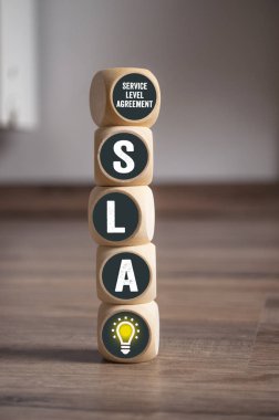 Sla Service-Level-Agreement ile dizüstü bilgisayar klavyesindeki küp 