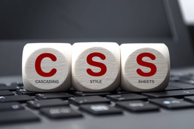 Css basamaklı stil sayfaları ile dizüstü bilgisayar klavyesi küpleri ve zar