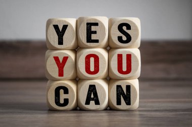 Sloganlı küp ve zar. Evet, tahta arka planda yapabilirsin.