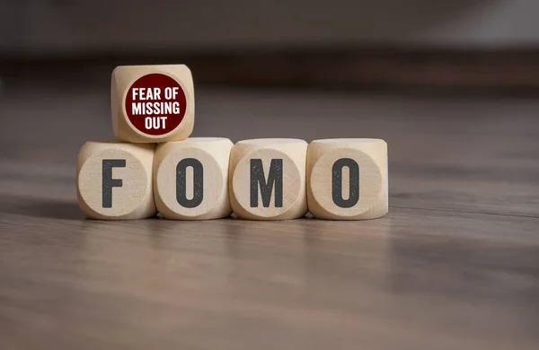 Ahşap arka plan üzerinde eksik Fomo Fear ile Küpler ve zarlar