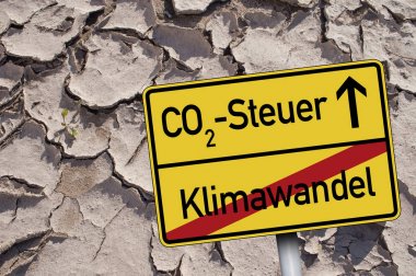 Co2 Tax- Steuer ve iklim değişikliği ile trafik işareti - Klimawandel kuru zeminüzerinde