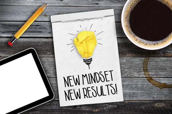 Yeni zihniyet ile kağıt buruşturulmuş ampul ile kahve ve tablet bir fincan ile bir işyerinde Sketchbook - yeni sonuçlar