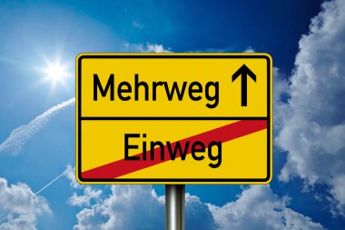 Mavi gökyüzü ve yeniden kullanılabilir ve tek kullanımlık için Almanca kelimeler ile Alman Trafik işareti - Mehrweg und Einweg
