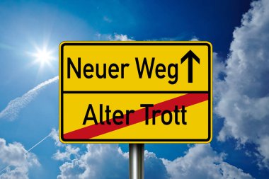 Alman trafik işareti New Way için kelime - Old Way - Neuer Weg - Alter Trott mavi gökyüzü ile