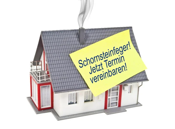 Haus Mit Gelbem Papieranhänger Und Schornstein Mit Rauch — Stockfoto
