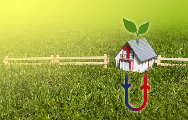 Çayır tarlasında bitkisel ısıtma sistemi olan bir ev.