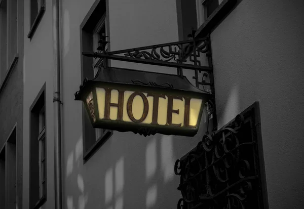 Altes Hotelschild Aus Metall Mittelalterlicher Fassade — Stockfoto