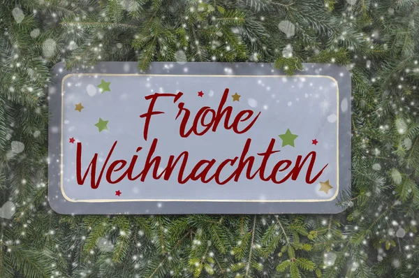 Holzschild Auf Tannenzweigen Mit Dem Deutschen Wort Für Frohe Weihnachten — Stockfoto