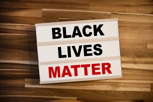 Φωτεινό Κουτί Lightbox Μήνυμα Black Lives Matter Ξύλινο Τραπέζι — Φωτογραφία Αρχείου