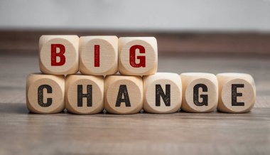 Tahta bir arka planda küp ve zarlar Büyük Değişim mesajıyla